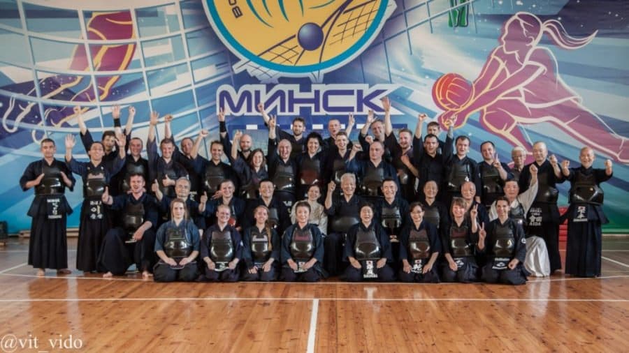 Минск посетили мастера фехтования на мечах из Японии. Мастер класс по кендо. Бой на ИКК Линия Сталина.