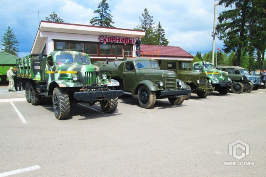 На Линии Сталина состоялась выставка ретро автомобилей