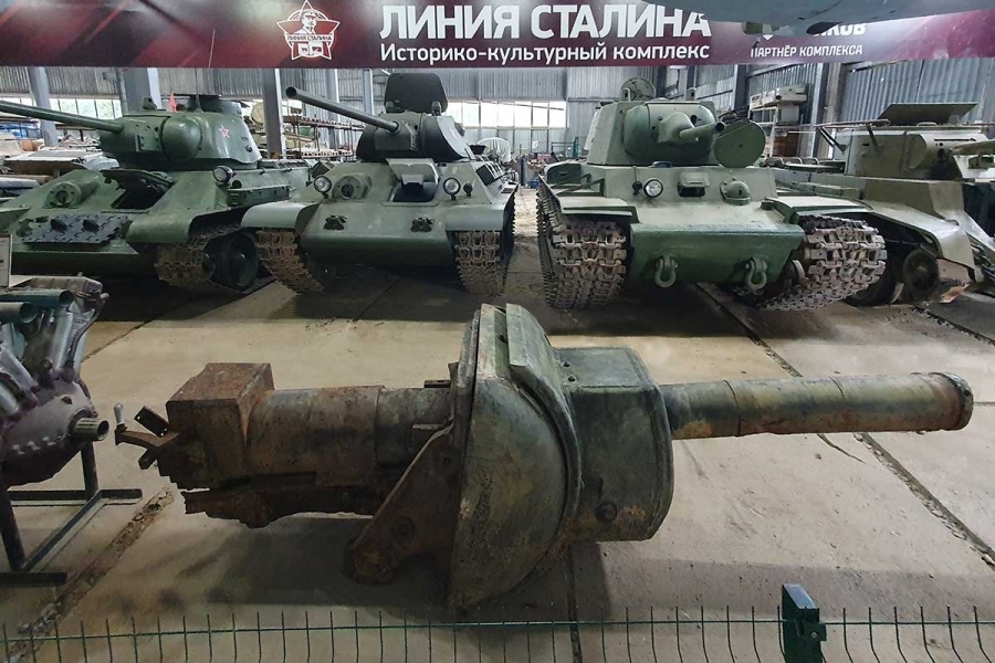 152mm KV-2 gun on the Stalin Line